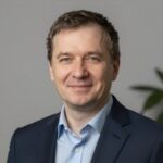 Улыбающийся российский бизнесмен в деловом стиле на размытом фоне для сайта займов студентам