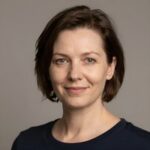 Улыбающийся российский бизнесмен в деловом стиле на размытом фоне для сайта займов студентам